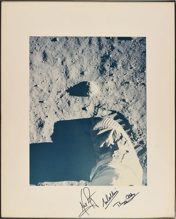 Lot #429 Apollo 11: Iconic oversized moonwalker footprint, signed by the Apollo 11 crew - Image 1