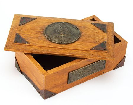 Lot #304 USS Constitution: Beautiful display box made from the hull of the USS Constitution - Image 2