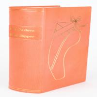 Lot #1100 Anna Pavlova: Anna Pavlova's pink ballet slipper - Image 1