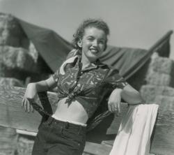 Lot #927 Marilyn Monroe Photograph - Image 1