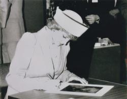 Lot #272 Princess Diana: Lovely portrait of Diana with original signing pen - Image 5