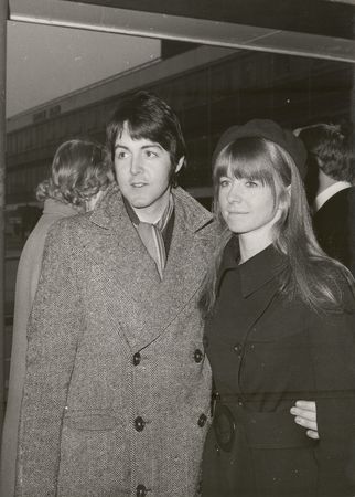 Lot #586 Beatles: Paul McCartney Signature - Image 1