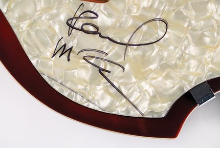 Lot #584 Beatles: Paul McCartney: Beautiful McCartney-signed sunburst Hofner - Image 3
