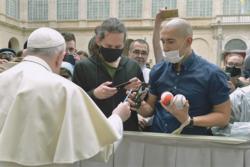 Lot #193 Pope Francis: Rare baseball autographed by Pope Francis, with photographic evidence of the pontiff's signing! - Image 2