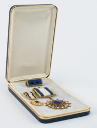 Lot #3367 Al Worden's Air Force Distinguished Service Medal and Certificate - Image 3