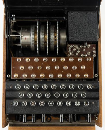Lot #139 Enigma Machine: Fully functioning 1935 Enigma I cipher machine used by the German military in WWII - Image 4