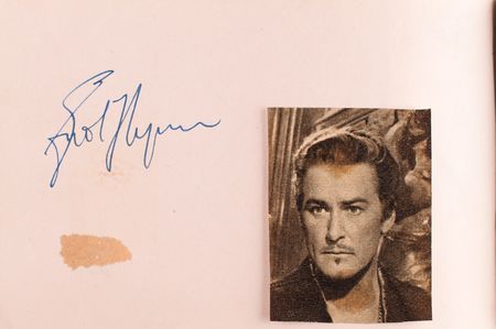 Lot #476 Hollywood and British Cinema: Over 500 classic Hollywood and British cinema legends, including Welles, Reagan, Flynn, and Taylor - Image 9
