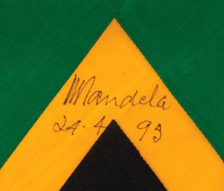 Lot #132 Nelson Mandela: Scarf of the new South African flag, signed in 1995 by President Nelson Mandela - Image 2