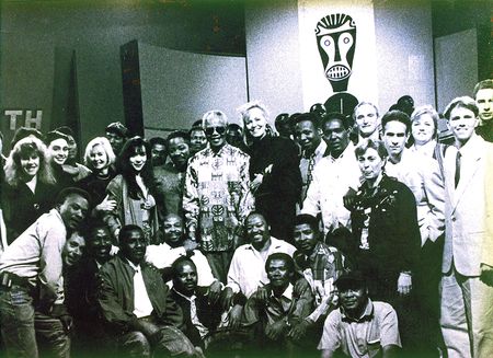 Lot #132 Nelson Mandela: Scarf of the new South African flag, signed in 1995 by President Nelson Mandela - Image 7