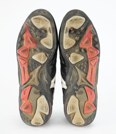 Lot #1050 Chipper Jones Game-Worn 200th HR Cleats: Chipper-worn on the day of his 200th career home run - Image 5