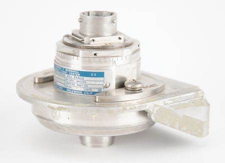 Lot #3123 Apollo Saturn V: Third Stage Pressure Adjustment Range Switch - Image 2