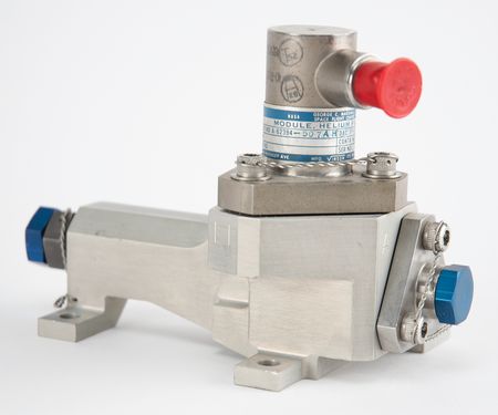 Lot #3109 Apollo Saturn V: Auxiliary Propulsion System (APS) Helium Fill Module - Image 1