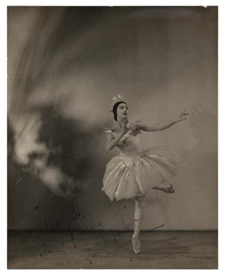 Lot #917 Margot Fonteyn Signed Photograph - Image 1
