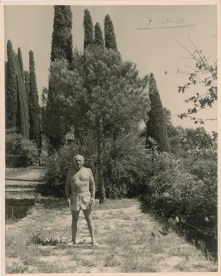 Lot #612 Pablo Picasso Signed Photograph - Image 1