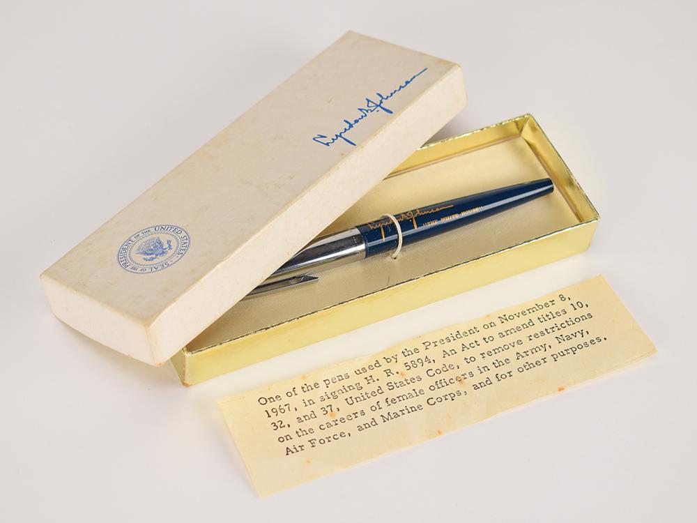Lot 25 Lyndon B. Johnson 1967 Female Military Officers Bill Signing Pen