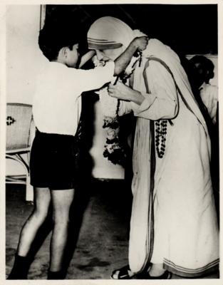 Lot #263 Mother Teresa Signed Photograph - Image 2