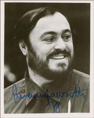 Lot #625 Luciano Pavarotti Signed Photograph - Image 1