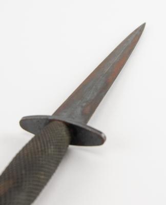 Lot #315 WWII OSS Stiletto Fighting Knife and 'Pancake Flipper' Scabbard: Rare war-issued ?Pancake Flipper' fighting knife of the OSS intelligence agency - Image 4