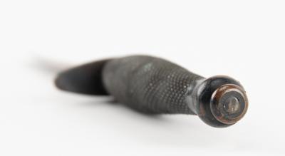 Lot #315 WWII OSS Stiletto Fighting Knife and 'Pancake Flipper' Scabbard: Rare war-issued ?Pancake Flipper' fighting knife of the OSS intelligence agency - Image 6