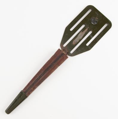 Lot #315 WWII OSS Stiletto Fighting Knife and 'Pancake Flipper' Scabbard: Rare war-issued ?Pancake Flipper' fighting knife of the OSS intelligence agency - Image 7