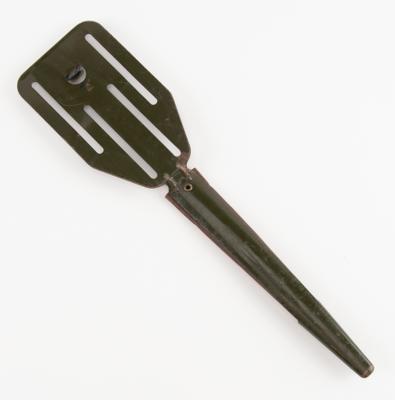 Lot #315 WWII OSS Stiletto Fighting Knife and 'Pancake Flipper' Scabbard: Rare war-issued ?Pancake Flipper' fighting knife of the OSS intelligence agency - Image 8