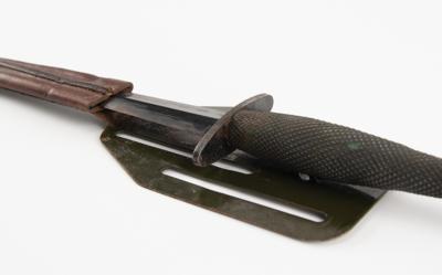 Lot #315 WWII OSS Stiletto Fighting Knife and 'Pancake Flipper' Scabbard: Rare war-issued ?Pancake Flipper' fighting knife of the OSS intelligence agency - Image 9