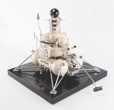 Lot #7746 Luna-16 Model - Image 3