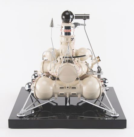 Lot #7746 Luna-16 Model - Image 4