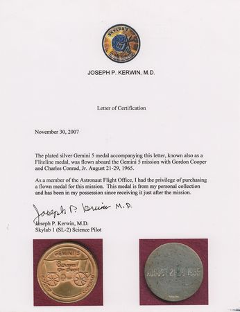 Lot #7105 Joe Kerwin's Gemini 5 Flown Gold-Plated Fliteline Medallion - Image 3