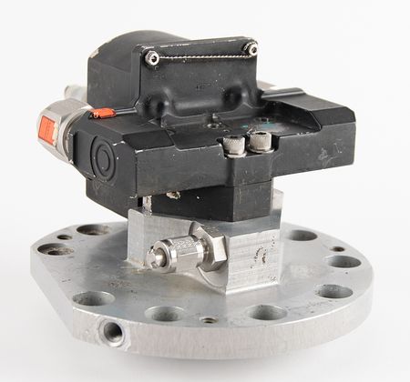 Lot #7797 Viking Orbiter RS-21 Insertion Engine Valve/Injector Assembly - Image 2