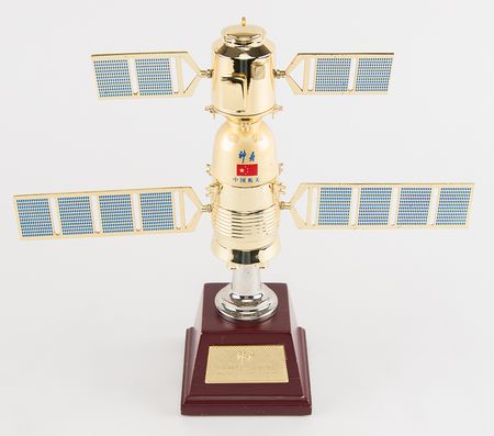 Lot #7748 Shenzhou 6 Spacecraft Model - Image 1