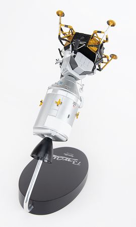 Lot #333 Buzz Aldrin Signed Model - Image 5