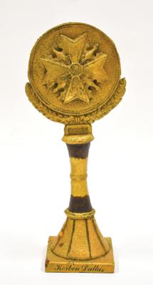 Lot #1656 The Fifth Element: Bruce Willis Screen-Used 'Korben Dallas' Award - Image 1