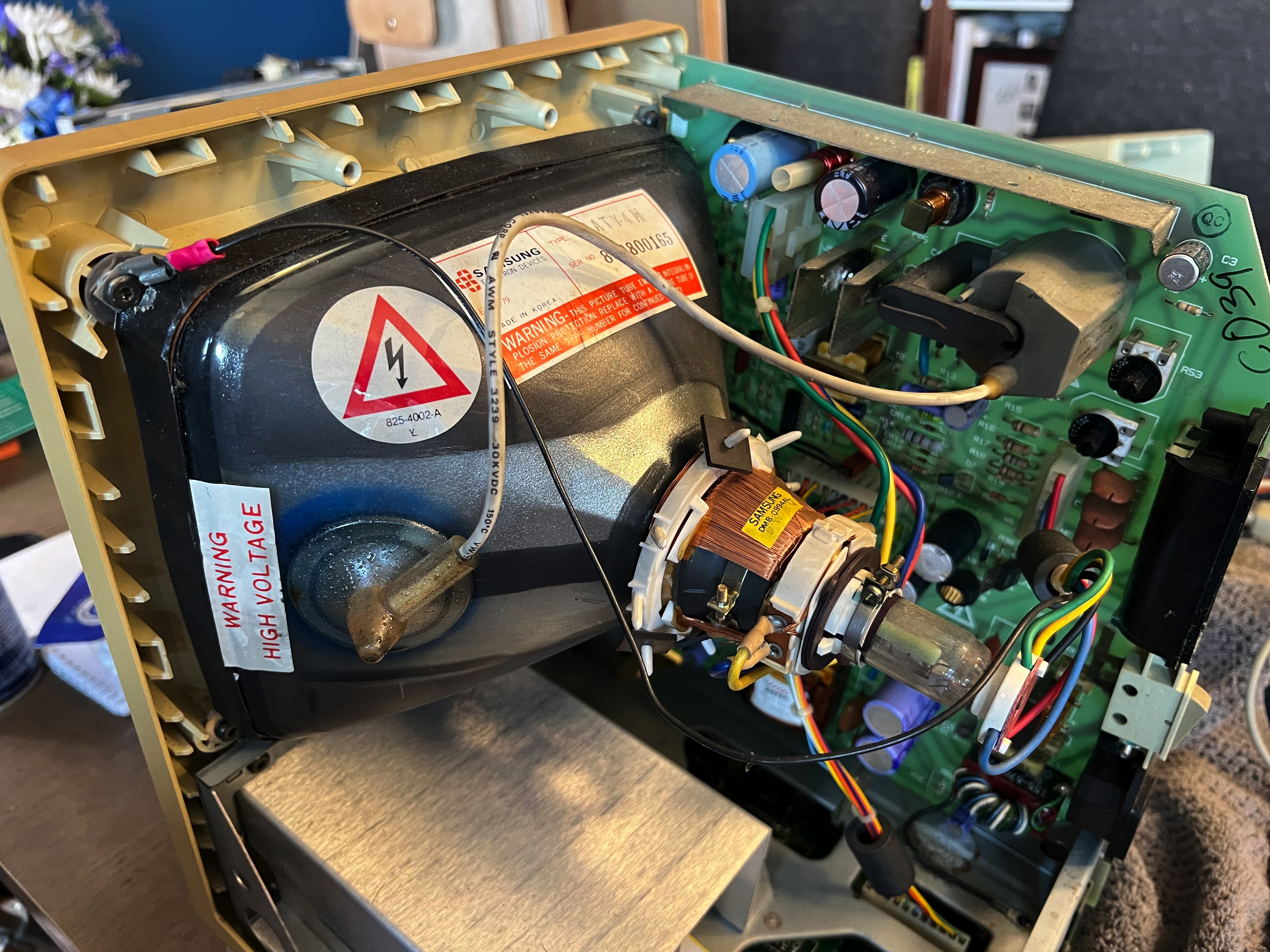 Lot #8014 Macintosh 128K Prototype Computer with Display Case and Accessories - Image 14