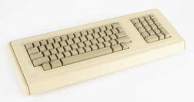 Lot #8013 Del Yocam's Apple Lisa with Twiggy Drives and Original Boxes - Image 18