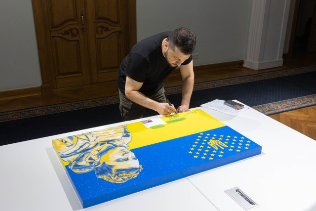 Lot #115 Volodymyr Zelenskyy Signed Original Painting by Oleg Jones - Image 5