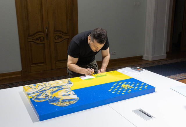Lot #115 Volodymyr Zelenskyy Signed Original Painting by Oleg Jones - Image 7