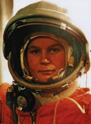 Lot #9918 Valentina Tereshkova Signed Photograph - Image 1