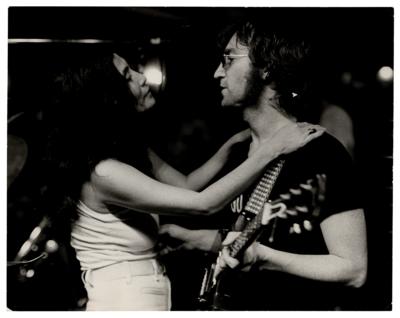 Lot #3032 John Lennon and Yoko Ono Original Photograph by Bob Gruen - Image 1