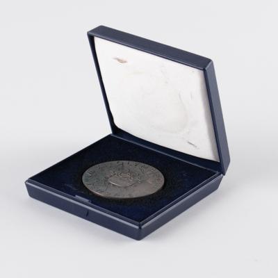 Lot #4141 Innsbruck 1976 Winter Olympics Silvered Bronze Participation Medal - From the Collection of IOC Member James Worrall - Image 3