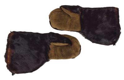 Lot #2117 Indian Wars-Era Bearskin Coat, Gauntlets, and Hat - Image 5