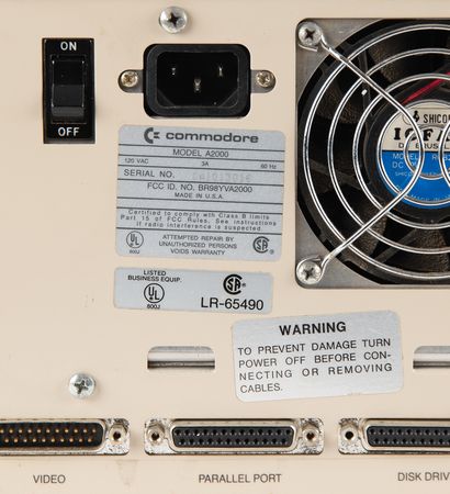 Lot #3152 Commodore Amiga 2000 with Keyboard, Mouse, and Software - Image 4