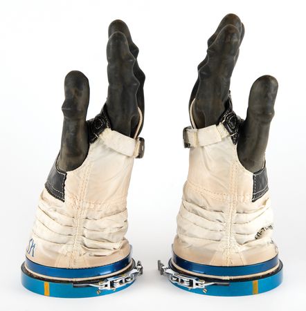 Lot #4409 Sokol KV-2 Spacesuit Gloves - Image 3