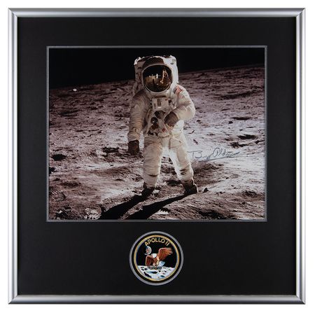 Lot #4142 Buzz Aldrin Signed Photograph - Image 1