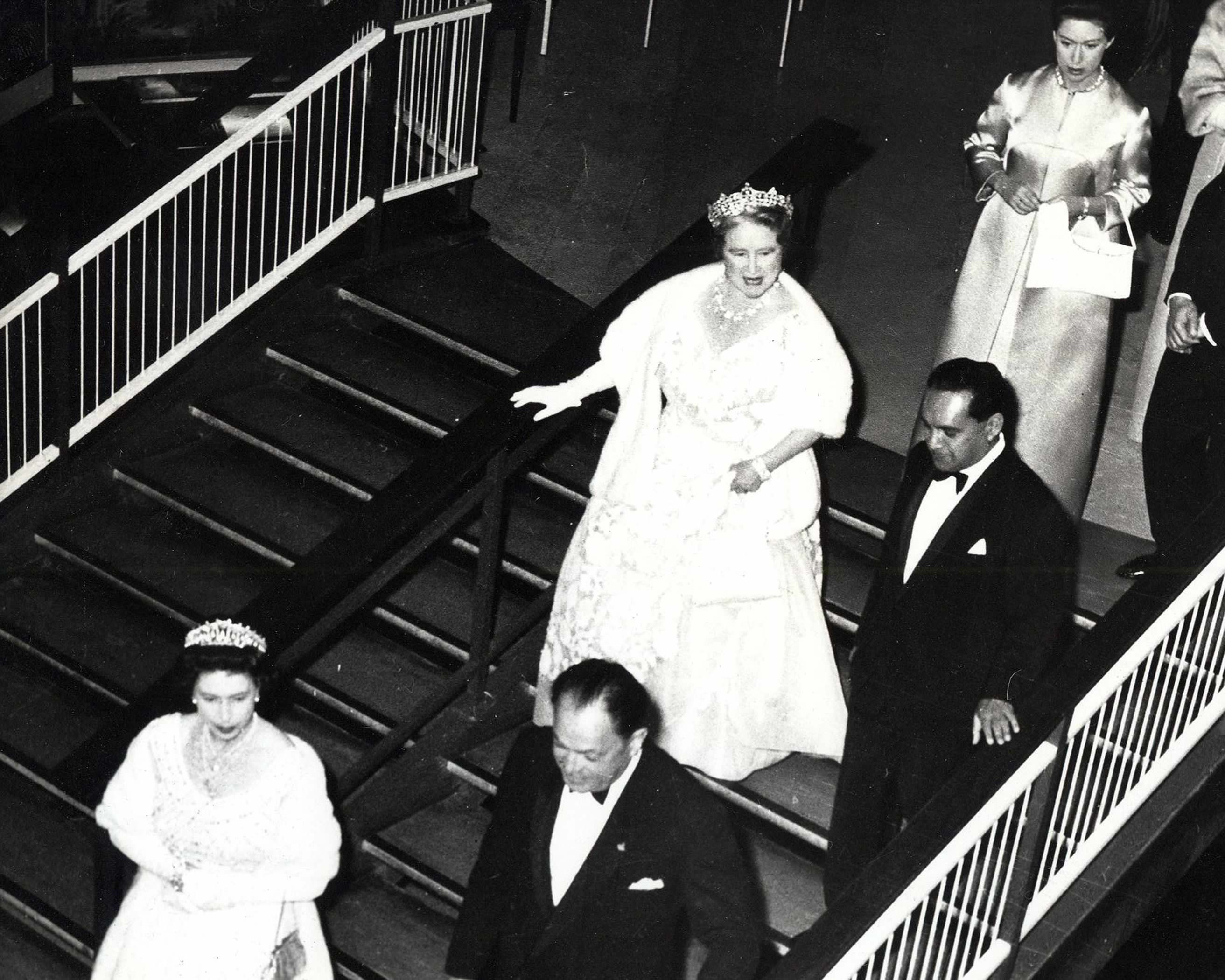 Lot #240 Queen Elizabeth II and Prince Philip Signed Menu for the Pakistani Foreign Minister - Image 4