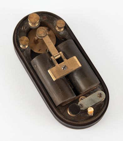 Lot #398 Civil War: 1860s Caton Pocket Telegraph Key: Rare 1860s Caton pocket relay, as used by spies in the Civil War - Image 1