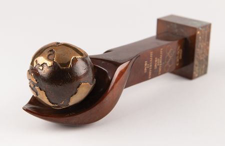 Lot #3293 International Olympic Committee (IOC) 'Sport and Universality' Marble-and-Bronze Sculpture Award by Rosa Serra - Image 5