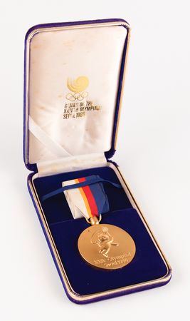 Lot #3098 Seoul 1988 Summer Olympics 'Exhibition Sport' Gold Winner's Medal for Badminton - Image 6