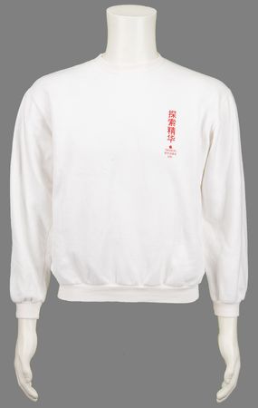 Lot #4120 Apple Computer Macintosh 1986 Chinese Technical Seminar Sweatshirt with 'Rainbow' Logo - Image 1