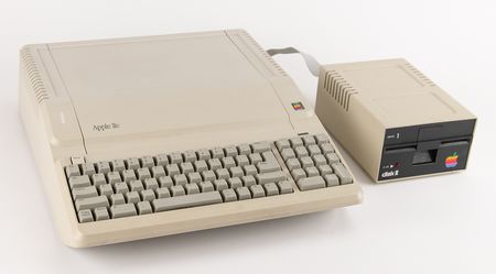 Lot #4062 Apple IIe Platinum Computer with Apple Disk II Drive - Image 1